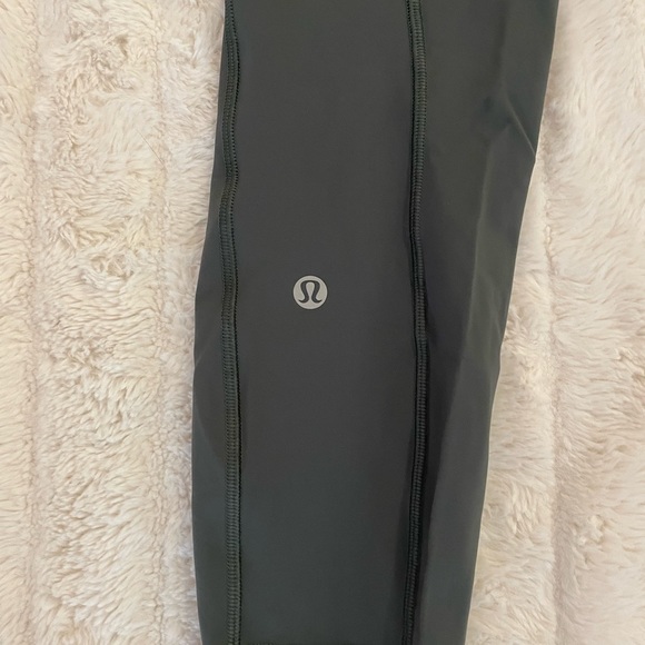Lululemon Final Lap Crop, size 6 - Picture 5 of 6